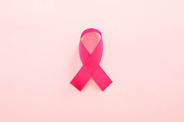 Symbol povědomí o rakovině prsu růžová stuha izolovaná na růžovém. Koncepce zdravotní péče a lékařství - Fotografie, Obrázek