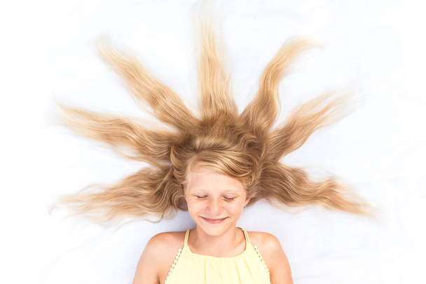 длинные светлые волосы солнечная прическа - Фото, изображение