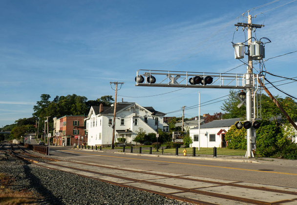 Demiryolu rayları boyunca küçük bir kasaba - Fotoğraf, Görsel