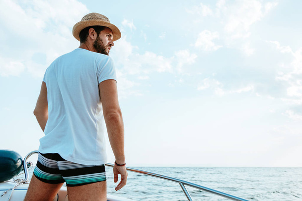 Genç adam tekneden deniz manzarası zevk - Fotoğraf, Görsel