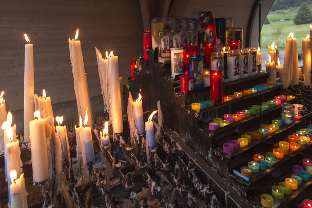 ルルドのマリアン神社でろうそくに火をつける - 写真・画像