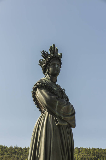 Estátua representando Nossa Senhora de La Salette em um santuário nos Alpes
 - Foto, Imagem