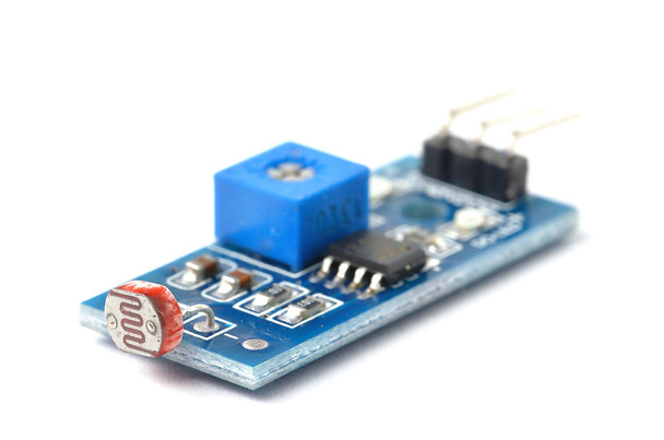 Elektronik diy kiti için elektronik ışık modülü sensörü, beyaz arka plan üzerinde izole - Fotoğraf, Görsel