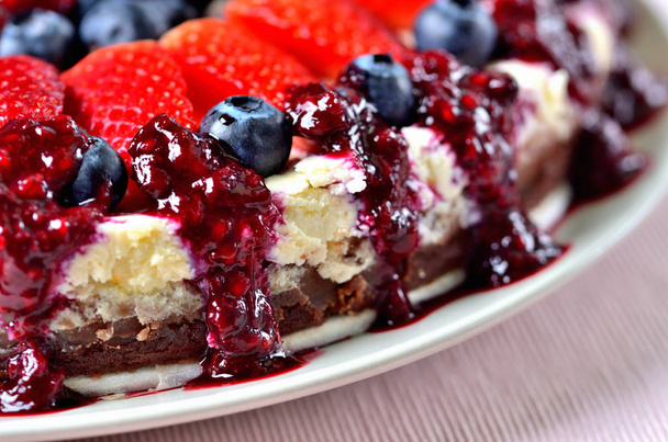 Detalle del plato con pastel con fresas frescas, arándanos y mermelada de cereza
. - Foto, imagen