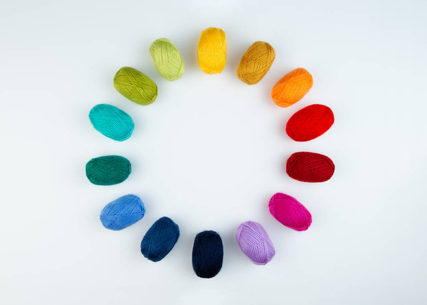 Colorful balls of wool in a circle. - Fotoğraf, Görsel