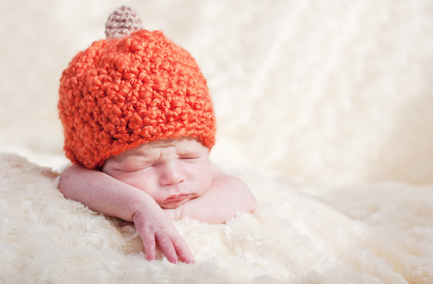 Neugeborenes in einer Mütze - Foto, Bild