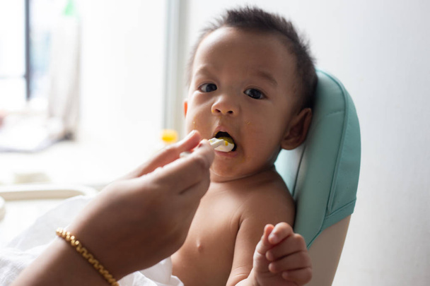 赤ちゃんの男の子6 - 8ヶ月野菜とmで砕いたカボチャを食べる - 写真・画像