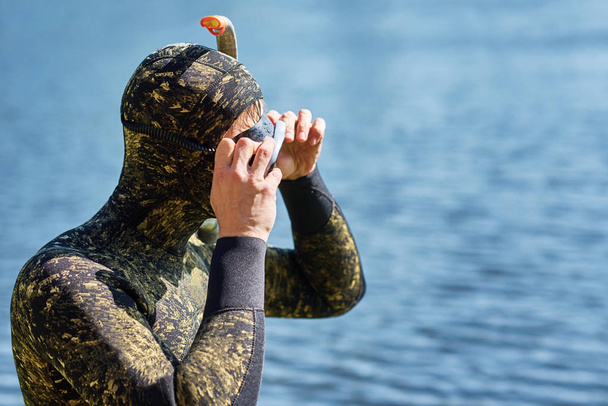 Maske ve şnorkel ile ıslak takım elbise dalgıç yakın çekim olsun hazırlamak  - Fotoğraf, Görsel