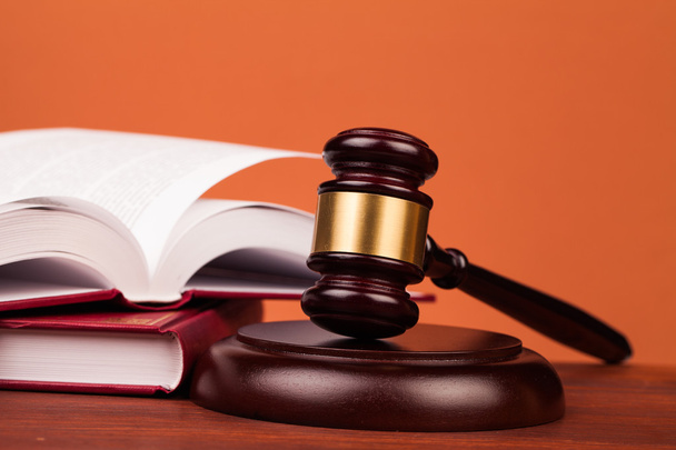 Judge gavel and law books - Фото, зображення