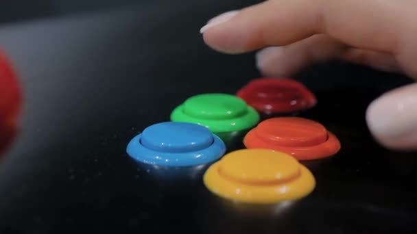Nő kéz nyomja fényes gombok retro arcade játék gép - közelkép - Felvétel, videó