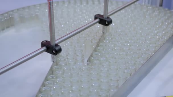 Geautomatiseerd Pharma Technology concept-transportband met lege glazen flessen - Video