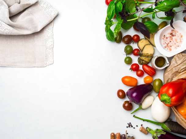 Italiaanse voedsel achtergrond, ingrediënten voor het koken van pasta of pizza, groenten als aubergine, cherry tomaten, paprika, basilicum, olijfolie, zout specerijen, bovenaanzicht - Foto, afbeelding