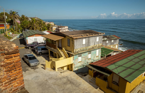 Трущобы Ла Перла в Сан-Хуане, Пуэрто-Рико
 - Фото, изображение