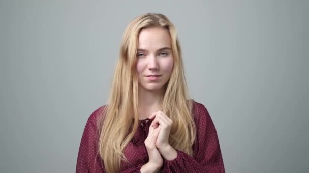hinterhältige, listige, blonde junge Frau, die etwas plant - Filmmaterial, Video