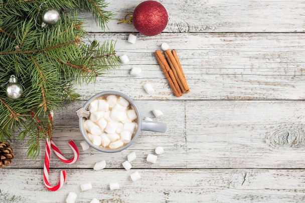 Heißes Wintergetränk. Weihnachtsschokolade oder Kakao mit Marshmallow auf Weiß mit Weihnachtsdekoration - Foto, Bild