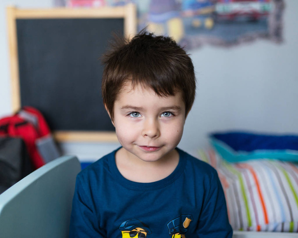 Retrato de um menino sorridente e bonito de vários anos na sala de crianças
. - Foto, Imagem