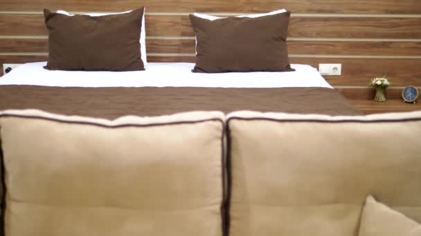 Blanco y marrón acogedor dormitorio moderno interior
 - Imágenes, Vídeo