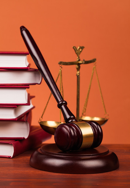 Tokmak, ölçekler ve hukuk kitapları adaletin hakim - Fotoğraf, Görsel