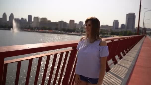 Girl goes over the bridge - Filmati, video