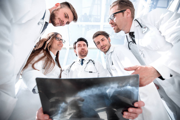 doctors colleagues look at the x-ray of the patient - Foto, afbeelding