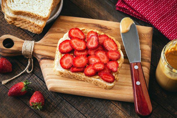 Peanut butter and strawberry toast - Zdjęcie, obraz
