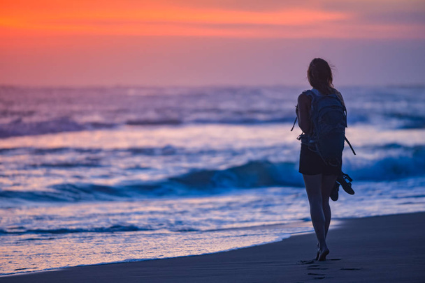 Spacer po plaży o zachodzie słońca - Zdjęcie, obraz