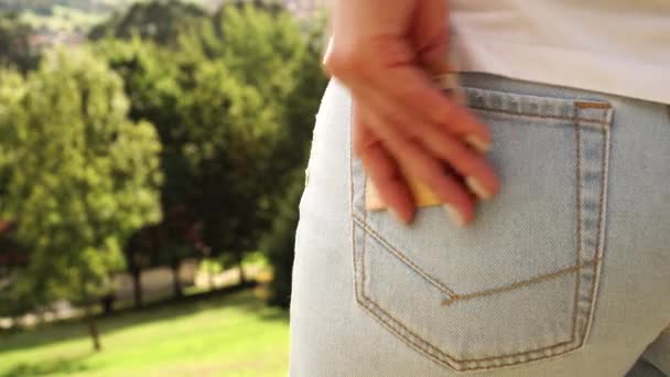 Das Mädchen steckt einen 50-Euro-Schein in die Gesäßtasche ihrer Jeans. Konzept für schnelles Geld - Filmmaterial, Video