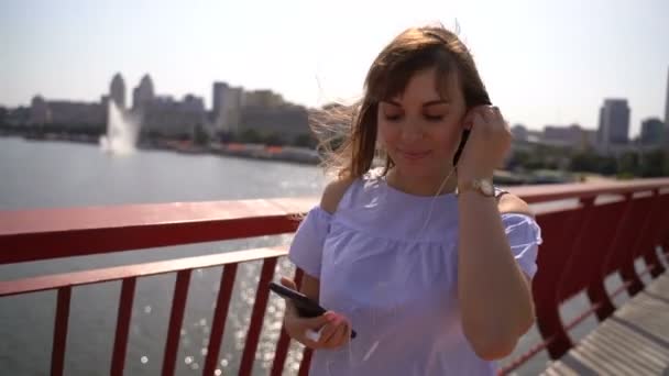girl listens to music from the phone - Filmagem, Vídeo