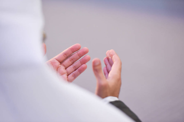Starszy muzułmański arabski człowiek modlący się podczas konferencji Islamskiej - Zdjęcie, obraz