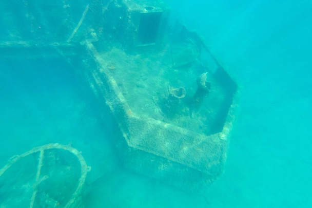 Hajóroncs víz alatt, nagyon régi hajó a tenger fenekén, Zavratnica Horvátország - Fotó, kép
