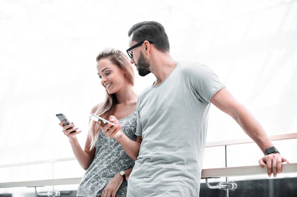 young couple reading text message on smartphone - Foto, Imagen