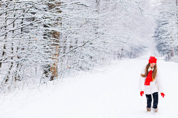 冬服の長い髪を持つ女の子は、冬のpで楽しみを持っています - 写真・画像