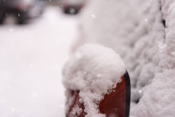 Nel lato strada auto parcheggiate coperte di neve. Auto sotto la neve
 - Foto, immagini