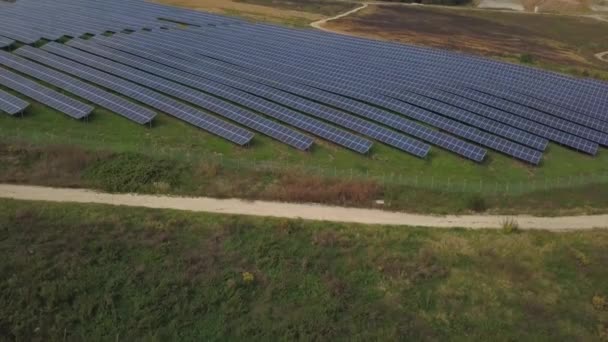 Luftaufnahme von Sonnenkollektoren in Solarpark - Filmmaterial, Video