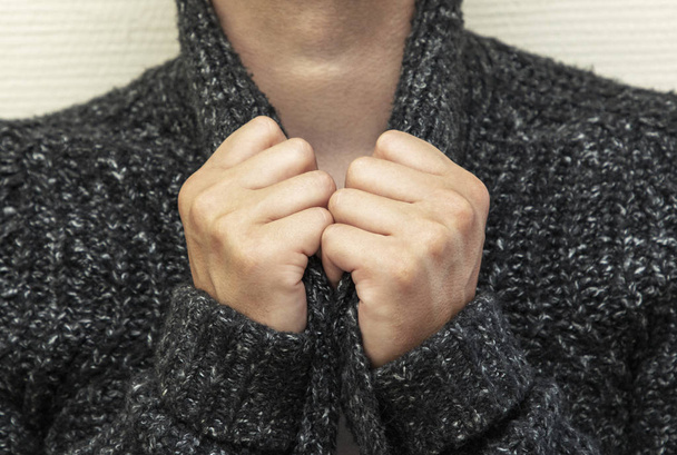 férfi kéz a háttérben egy meleg kötött pulóver - Fotó, kép