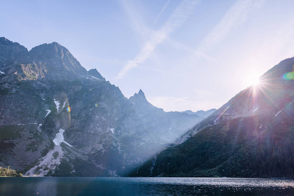 Pohled na jezero mezi vysokými a skalnatými horami. Krásný lan - Fotografie, Obrázek