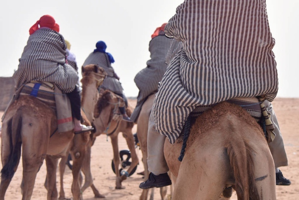 Camels karaván megy a Szahara sivatagban Tunézia, Afrika. Touris - Fotó, kép