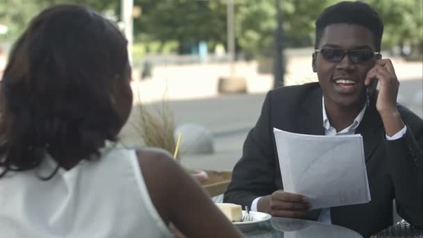 Afro-Amerikan iş çift bir merkezinde kafede sahip - Video, Çekim