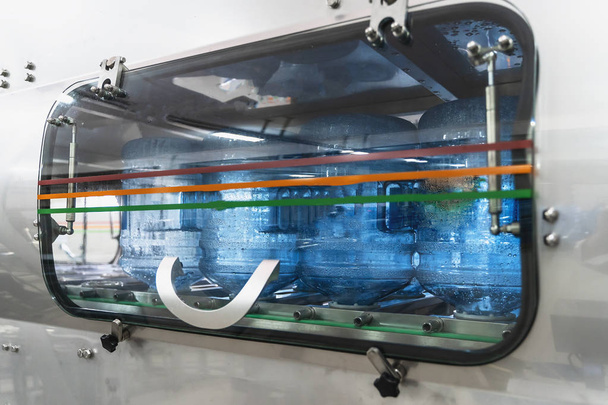 Máquina para lavar botellas de plástico en la fábrica de agua
 - Foto, imagen