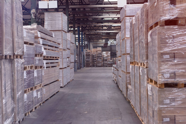 Linia produkcyjna fabryki podłóg drewnianych. Magazyn płyt - Zdjęcie, obraz