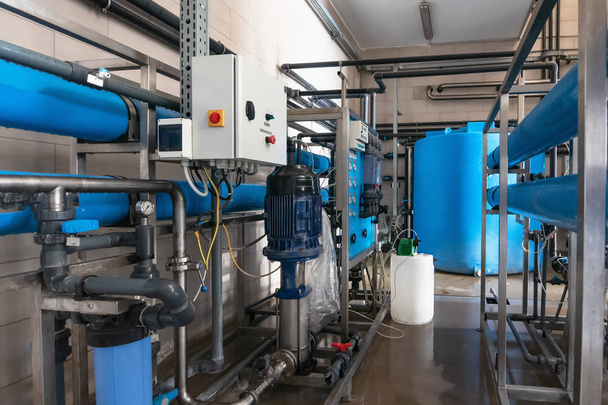 Sistema de tratamento automático e filtração multinível de água potável produzida a partir de poço. Instalação ou fábrica para produção de água potável purificada
 - Foto, Imagem