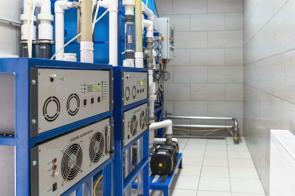 Generador de ozono automatizado para ozonización de agua potable pura en fábrica de producción de agua
 - Foto, Imagen