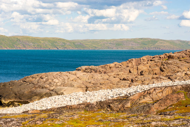 Letní mořskou krajinu s výhledem na moře Barentse. Zářivé Severní barvy se třpytou pod paprsky denního slunce. Venkovská a klidná krajina - Fotografie, Obrázek