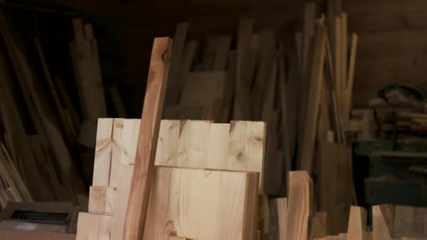 Dřevěné produkty v truhlářské dílně. - Záběry, video