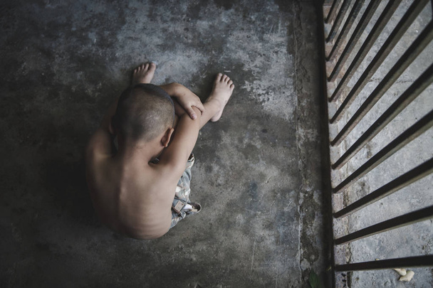 Talihsiz çocuk karanlık bir odada kilitliydi. Çocuk hakları violatio - Fotoğraf, Görsel