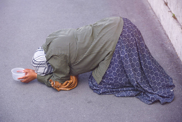 Starsza kobieta żebrak na ulicy prosi o pieniądze. Żebraków. Więc - Zdjęcie, obraz