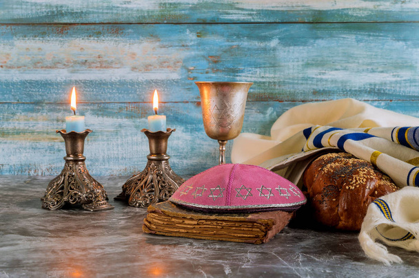 Pão shabat chalá, vinho shabbat e velas na mesa. Vista superior
 - Foto, Imagem