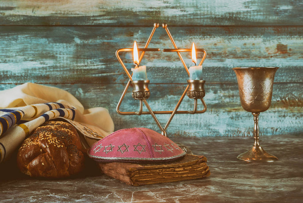 Předvečer šabatu stolní svíčky a pohár vína s krytými Chala chléb, - Fotografie, Obrázek