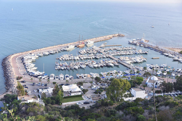 Sidi Bou Said festői partvonala a nagy kikötővel, tele - Fotó, kép