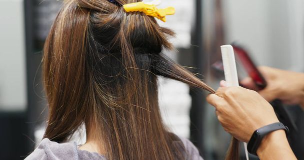 Femme ayant un traitement de lissage des cheveux dans le salon de coiffure
 - Photo, image